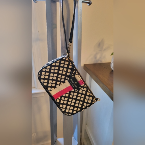 kate spade Handbags - Kate Spade Wristlet